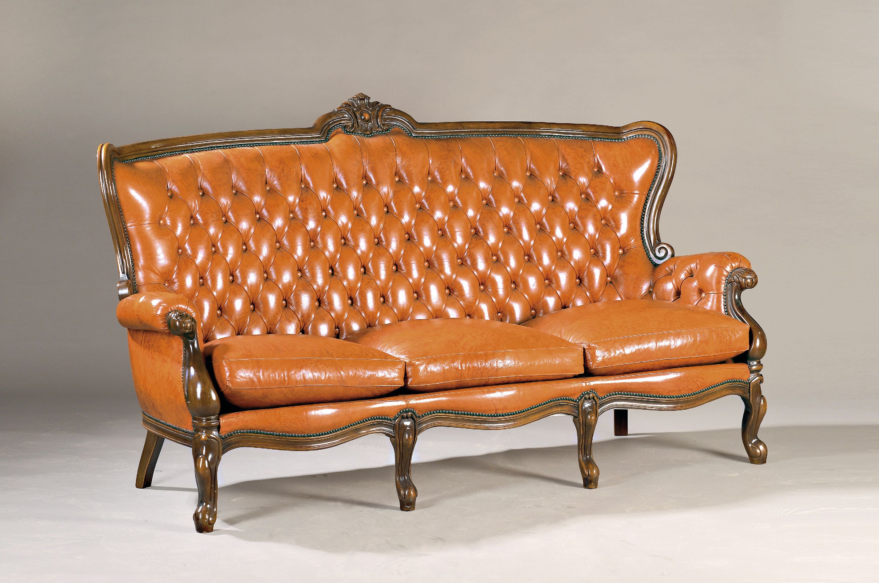 Image 27027033 - Chesterfield-Sitzgruppe, nach altem Vorbild, 20. Jh., Holz nussbaumfarben gebeizt, ...