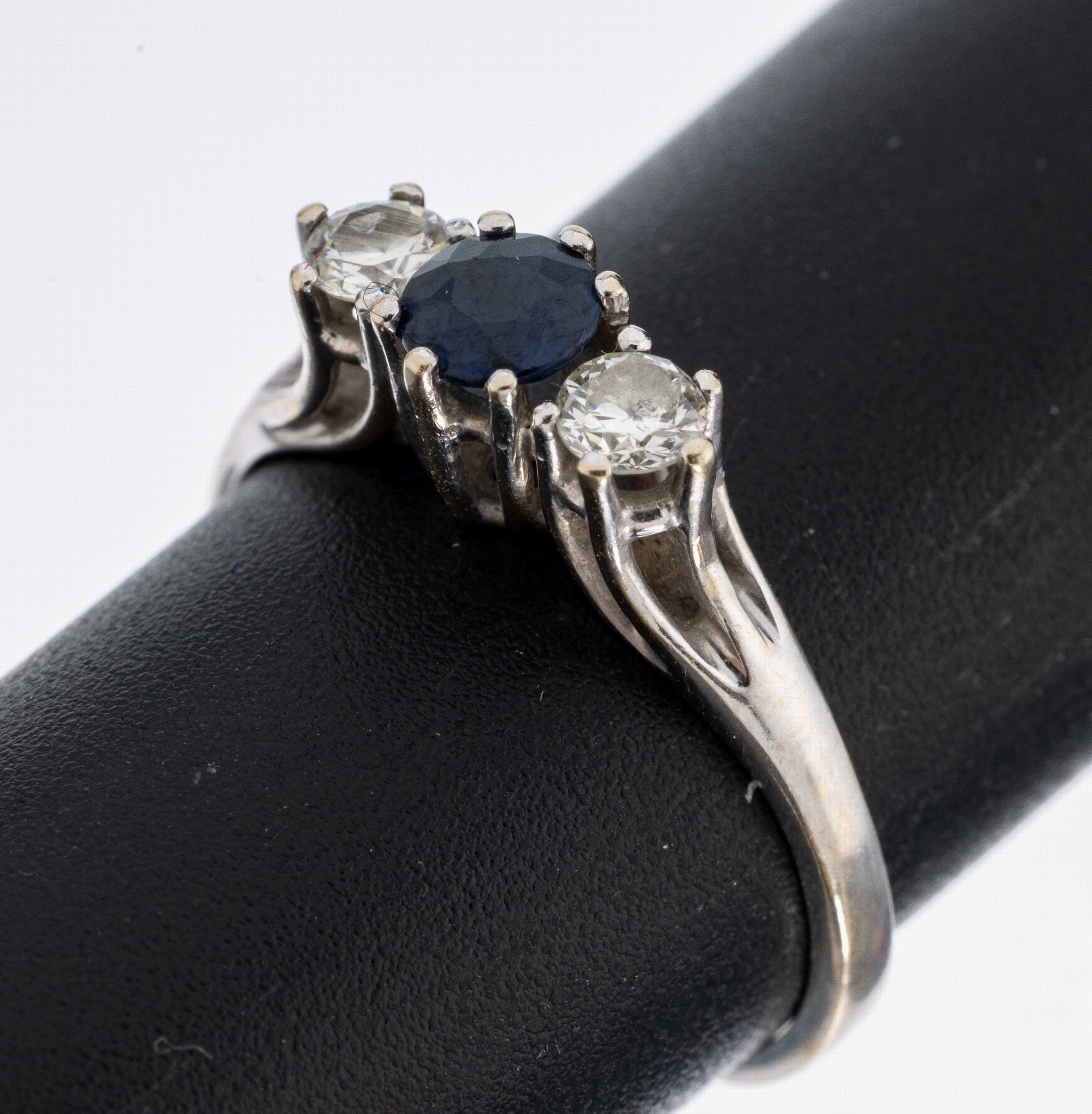 14 kt Gold Saphir-Brillant-Ring, WG 585/000, hoch aufgebaut, mittig ein rundfacett. Saphir ca. 0.25 ct, umgeben von 2 Brillanten zus. ca. 0.20 ct ...