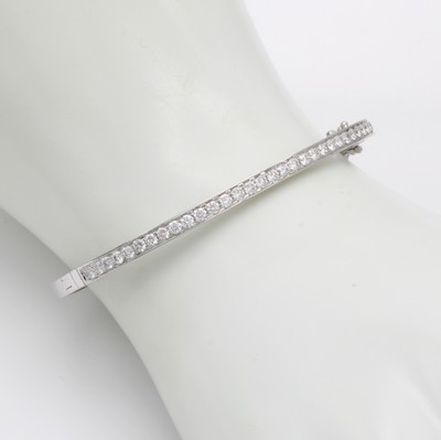 27027006a - Armreif mit Brillanten, WG 750/000, 37 Brill. zus. ca. 1.30 ct feines Weiß/si, ...