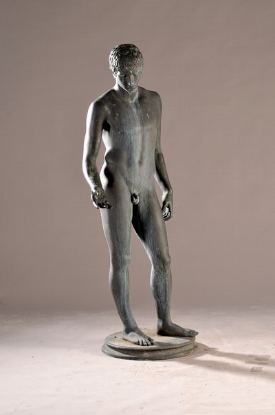27027027a - Lebensgroße Bronzefigur eines Athleten, sog. Idolino, 20 Jh., nach antikem Vorbild, ...