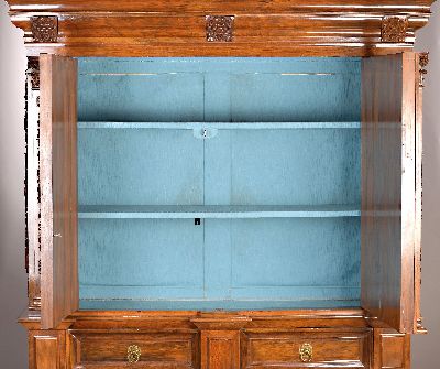 27027028a - Pilasterschrank, Niederlande, Ende 18./19. Jh., Nussbaumfurnier, z.T. massiv, aufgelegte ...