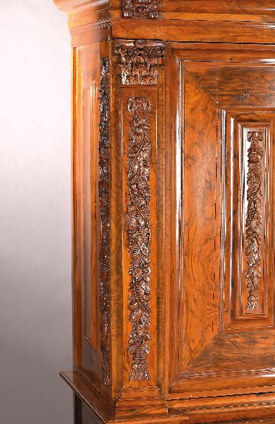 27027028b - Pilasterschrank, Niederlande, Ende 18./19. Jh., Nussbaumfurnier, z.T. massiv, aufgelegte ...