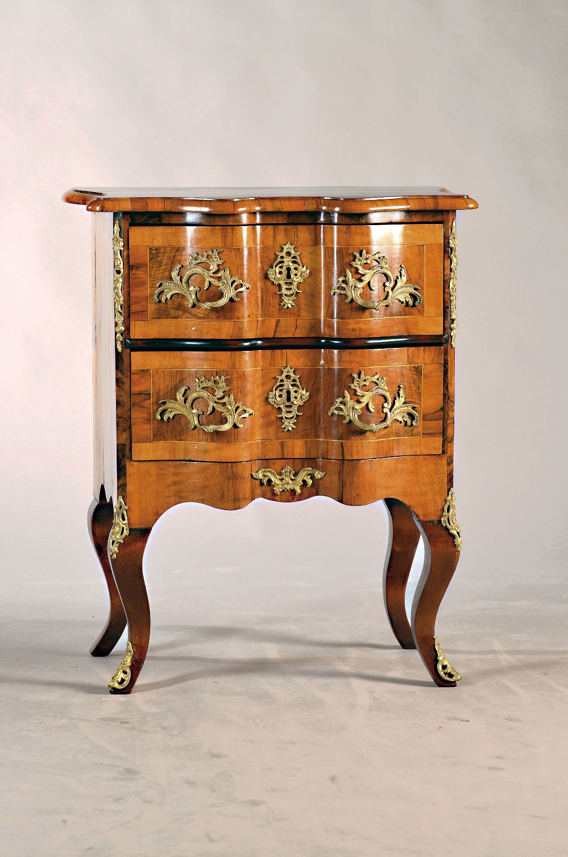 Image 27027198 - Kleine Dresdner Kommode, um 1890/1900, Barockstil, Nussbaumfurnier, z.T. Fadenintarsien, ...