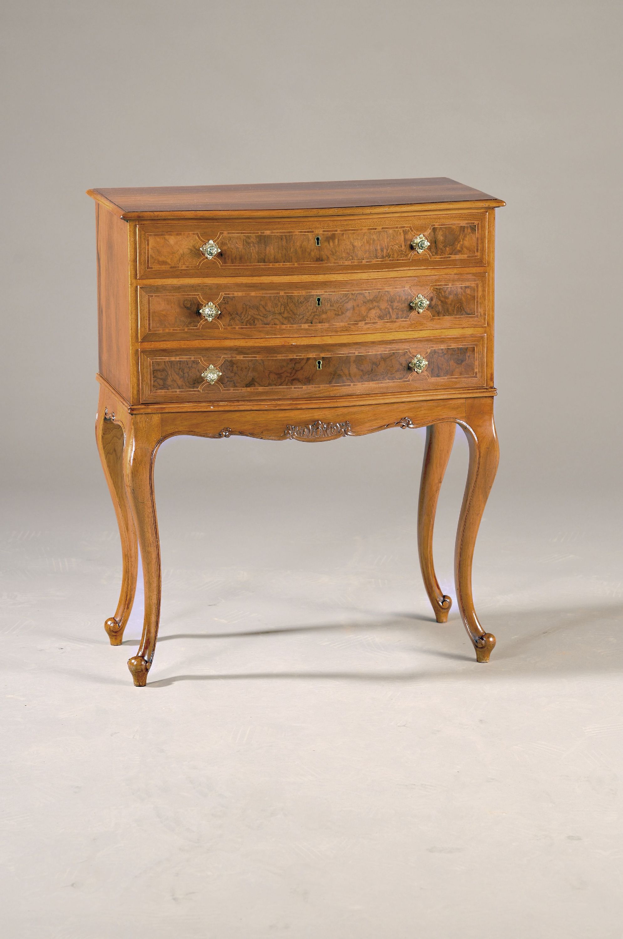 Image 27027206 - Kleine Barockstilkommode, deutsch um, 1900, Nussbaumfurnier, Schubladen innen z.T. ...