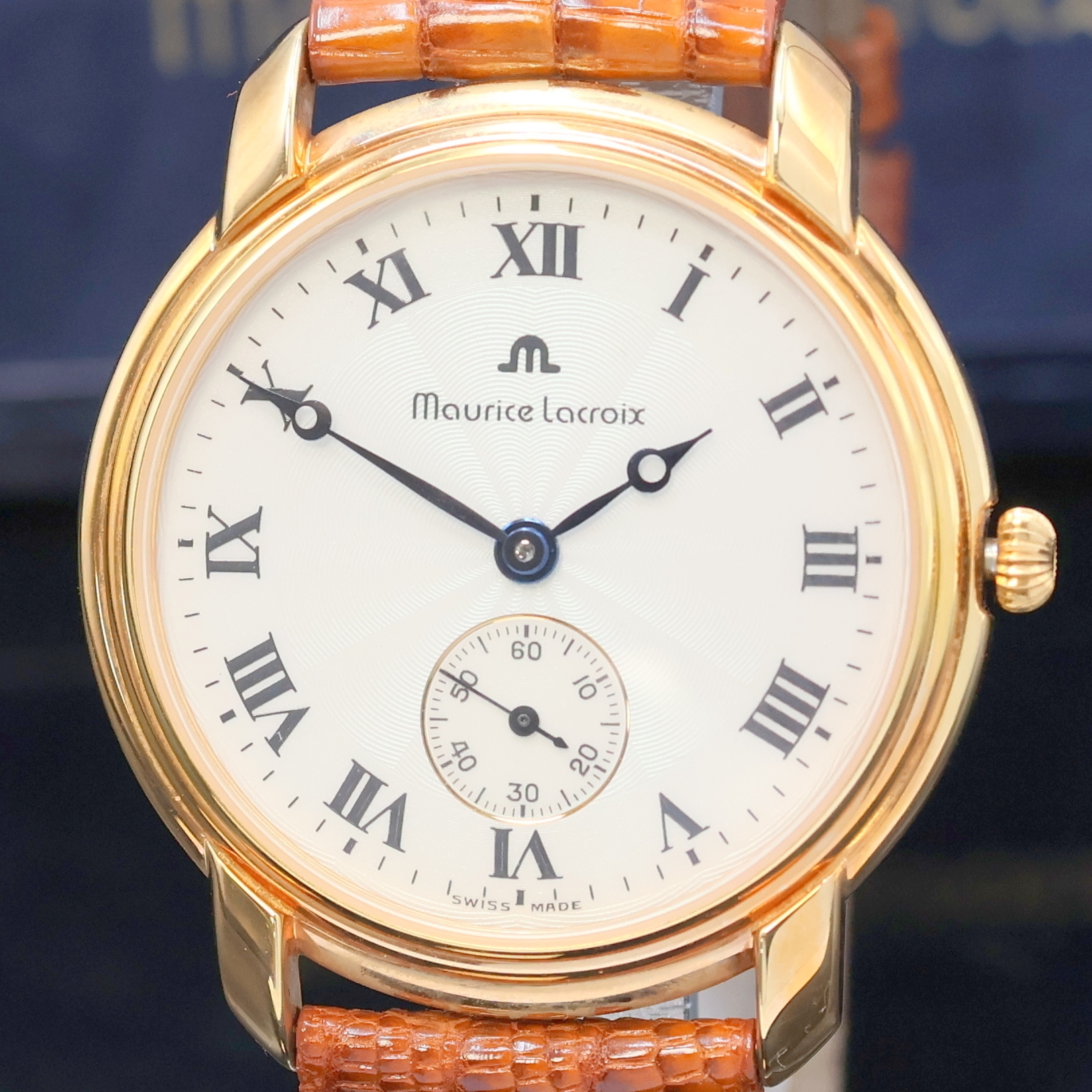 Detail a: MAURICE LACROIX nahezu neuwertige Armbanduhr Referenz 26318, Schweiz um 1996, Handaufzug, beids. vergl. verg. Gehäuse inkl. orig. Lederband m. orig. ...
