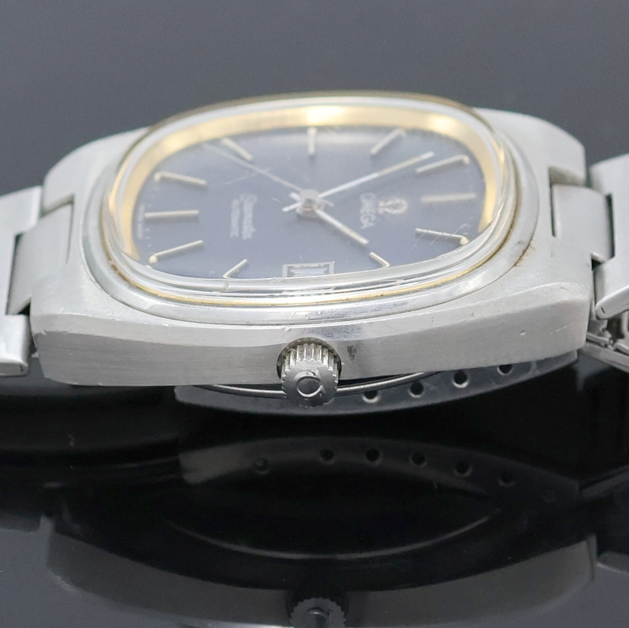 Detail d: OMEGA Seamaster Herrenarmbanduhr Referenz 166.0207/366.0843, Schweiz um 1979, Automatik, Boden m. Seepferdchenlogo aufgedr., blaues Zifferbl. m. ...