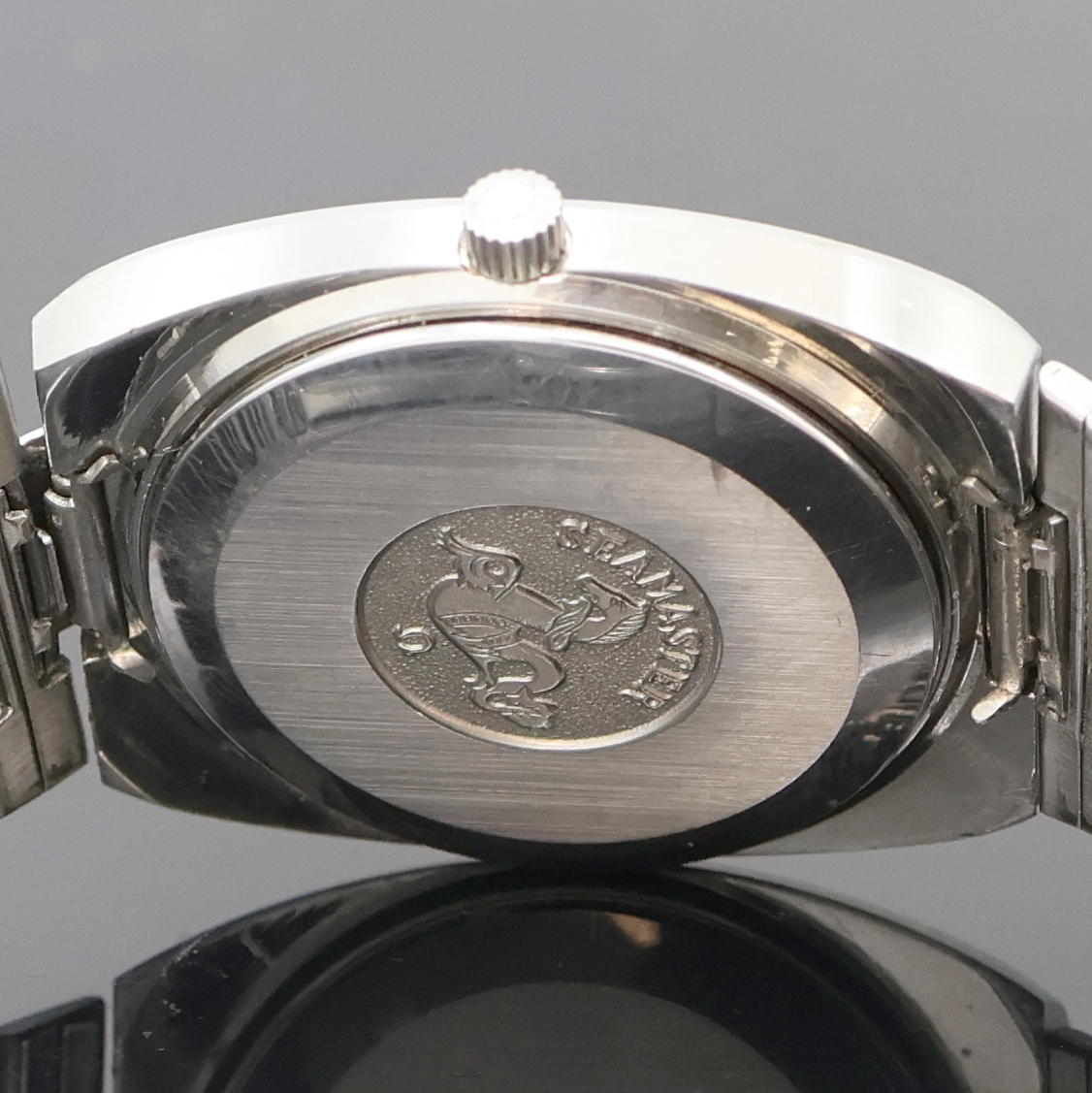 Detail e: OMEGA Seamaster Herrenarmbanduhr Referenz 166.0207/366.0843, Schweiz um 1979, Automatik, Boden m. Seepferdchenlogo aufgedr., blaues Zifferbl. m. ...