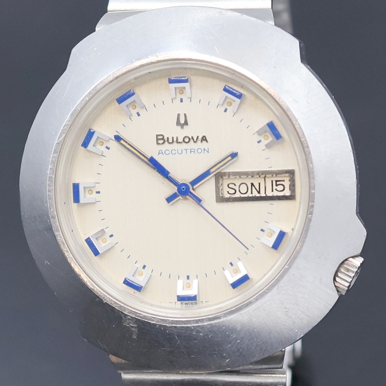 Detail a: BULOVA Herrenarmbanduhr Accutron, Schweiz um 1975, verschr. 2-tlg. Edelstahlgeh. inkl. orig. Stahlband m. Faltschl., Mineralglas, Krone bei 4, vers. ...