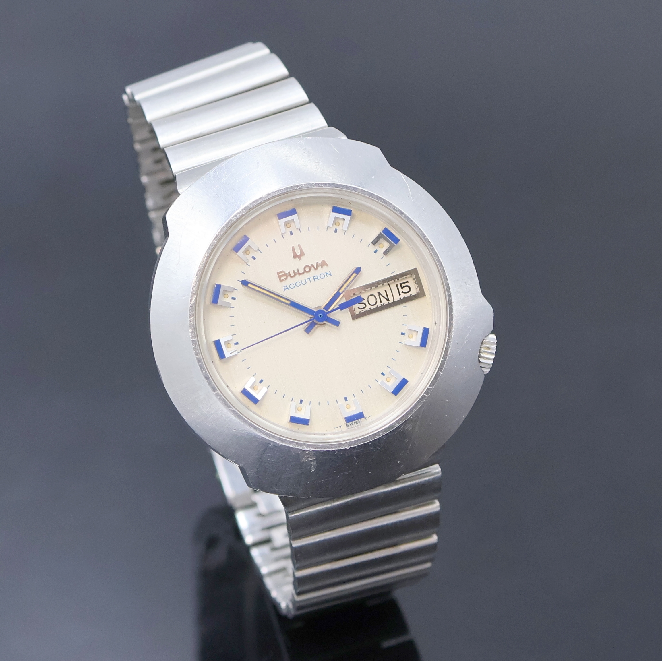Detail b: BULOVA Herrenarmbanduhr Accutron, Schweiz um 1975, verschr. 2-tlg. Edelstahlgeh. inkl. orig. Stahlband m. Faltschl., Mineralglas, Krone bei 4, vers. ...