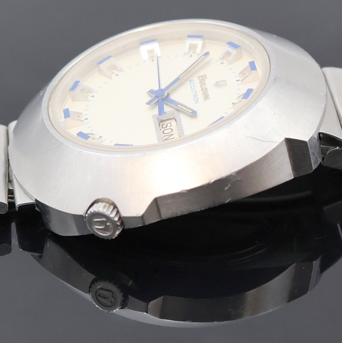 Detail d: BULOVA Herrenarmbanduhr Accutron, Schweiz um 1975, verschr. 2-tlg. Edelstahlgeh. inkl. orig. Stahlband m. Faltschl., Mineralglas, Krone bei 4, vers. ...