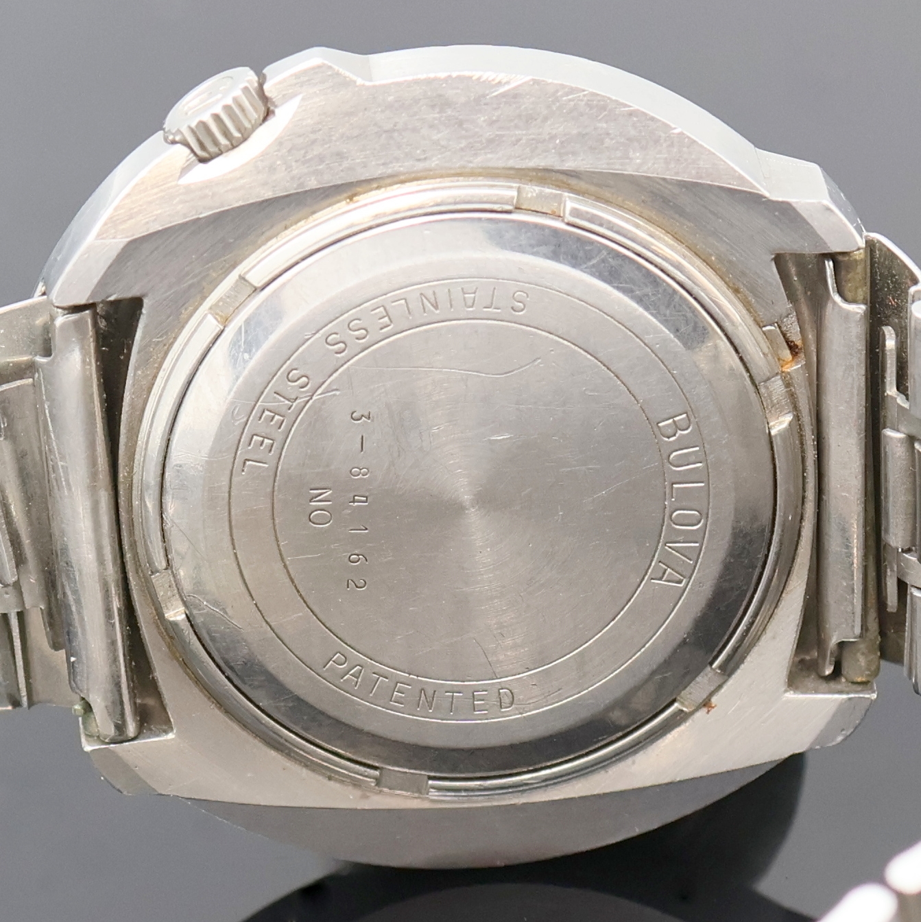 Detail e: BULOVA Herrenarmbanduhr Accutron, Schweiz um 1975, verschr. 2-tlg. Edelstahlgeh. inkl. orig. Stahlband m. Faltschl., Mineralglas, Krone bei 4, vers. ...