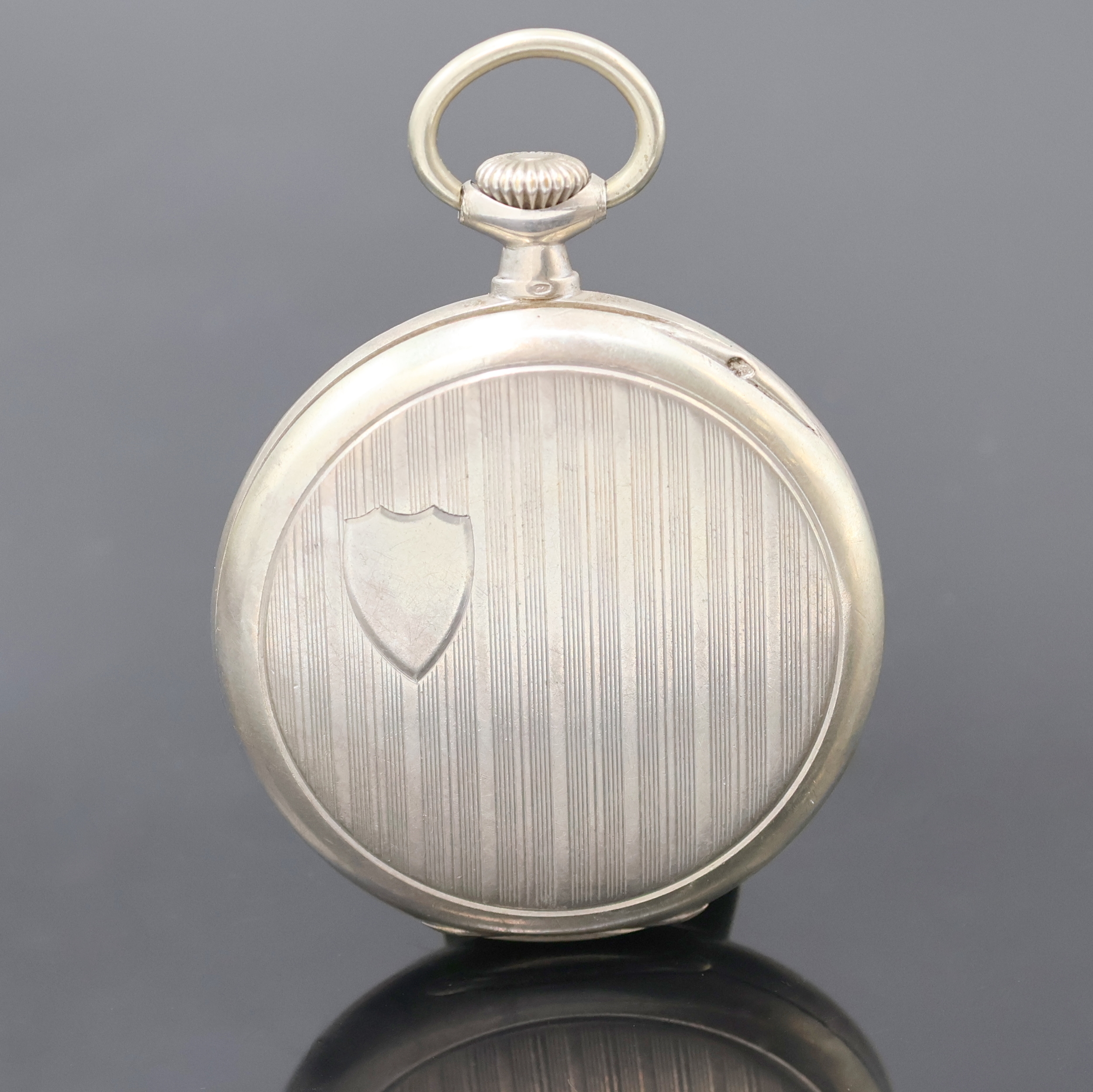 Detail a: OMEGA Silber Herrentaschenuhr um 1932, 800er Silber, Boden m. freiem Monogrammspiegel vertikal gestreift, sign. Emailzifferbl. m. arab. Std., gebl. ...
