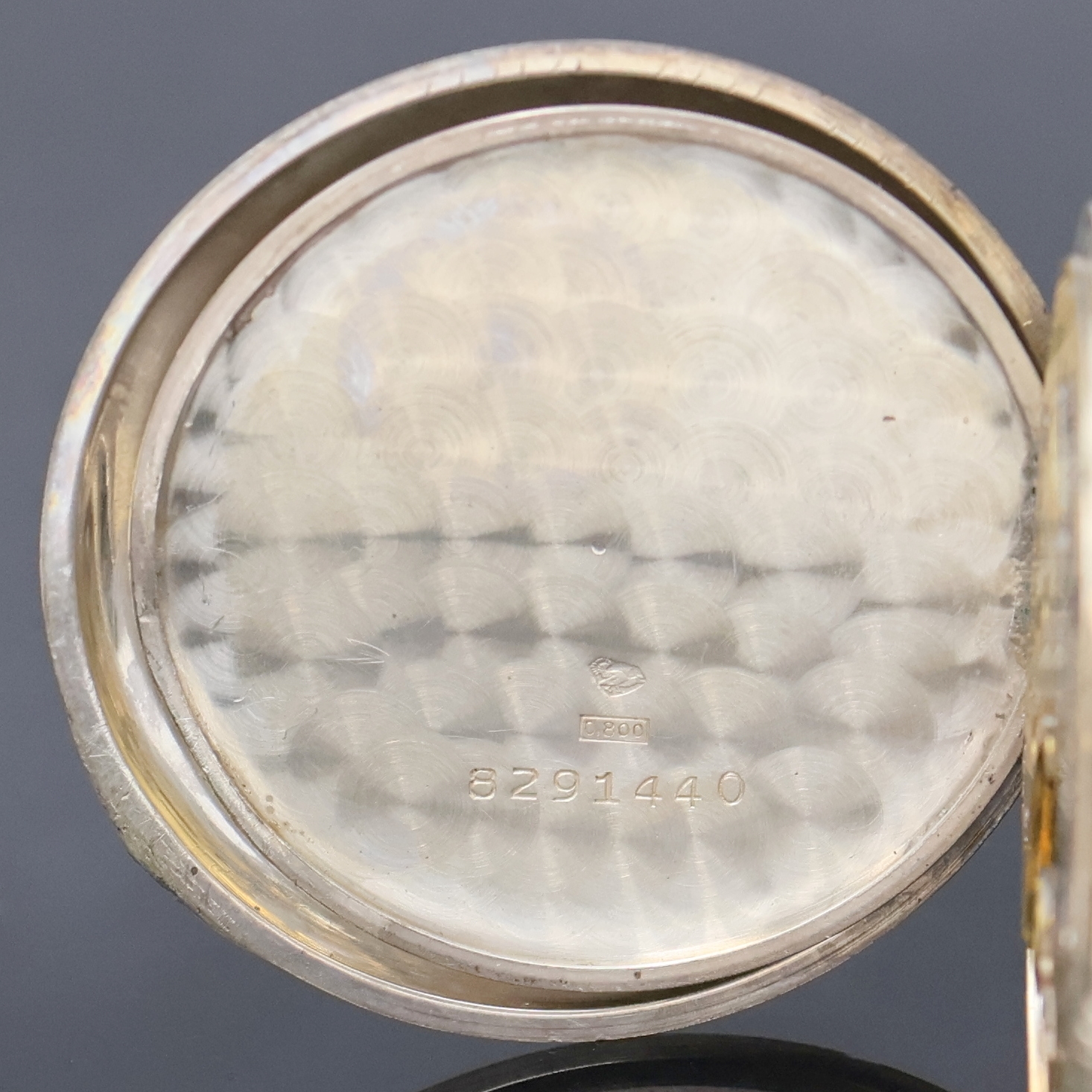 Detail e: OMEGA Silber Herrentaschenuhr um 1932, 800er Silber, Boden m. freiem Monogrammspiegel vertikal gestreift, sign. Emailzifferbl. m. arab. Std., gebl. ...