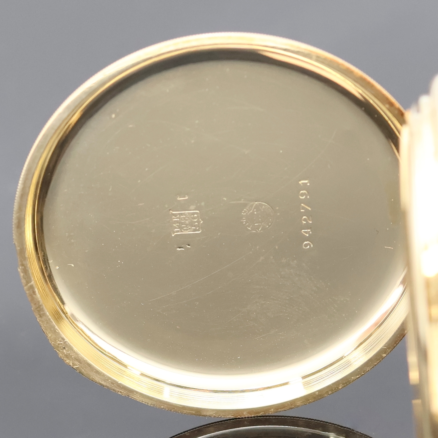 Detail c: IWC offene Herrentaschenuhr in GG 585/000, Schweiz um 1924, guill. Geh., sign. Goldcuvette, sign. Emailzifferbl. m. Breguetzahlen, gold. Zeiger, kl. ...