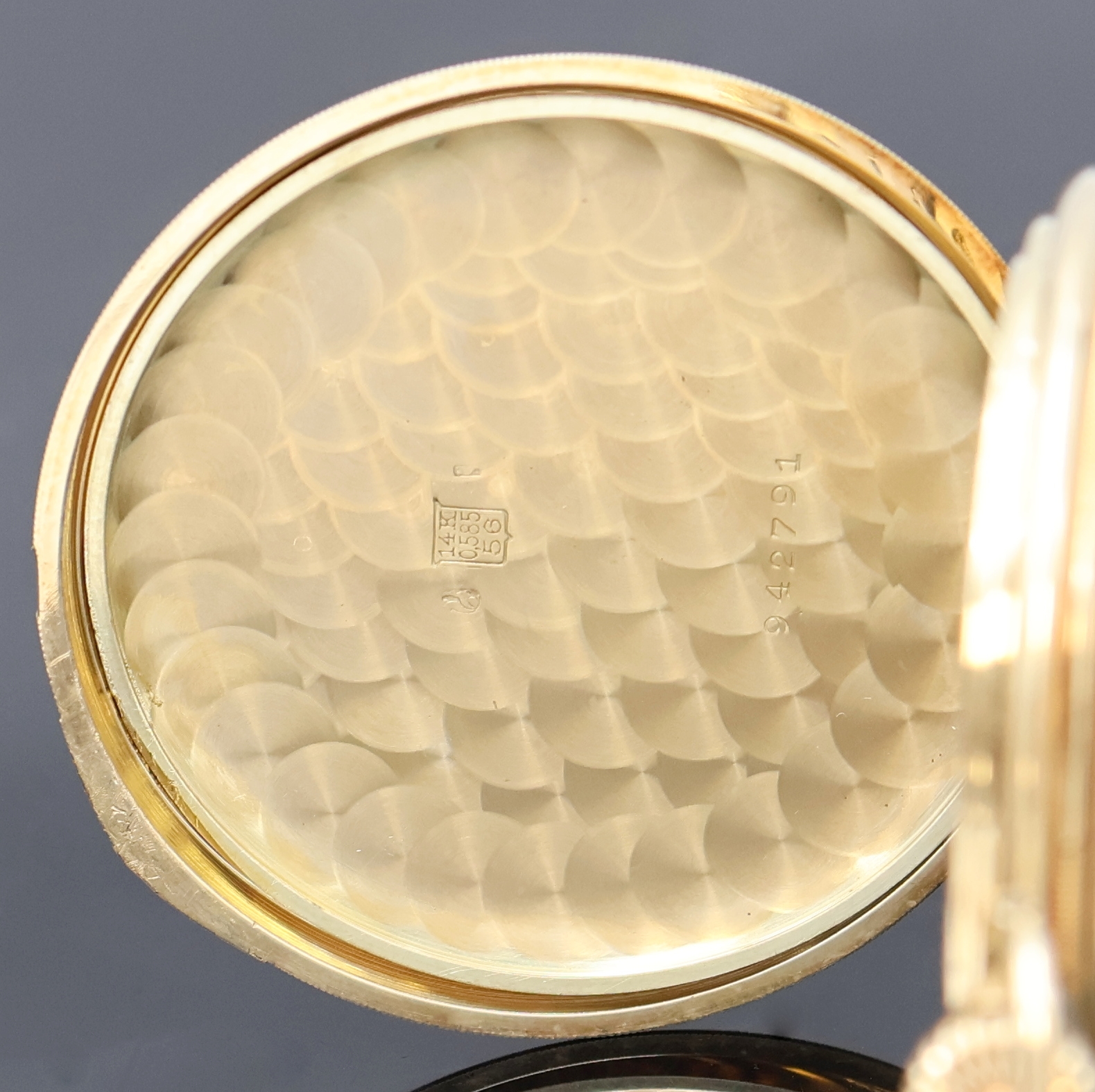 Detail e: IWC offene Herrentaschenuhr in GG 585/000, Schweiz um 1924, guill. Geh., sign. Goldcuvette, sign. Emailzifferbl. m. Breguetzahlen, gold. Zeiger, kl. ...