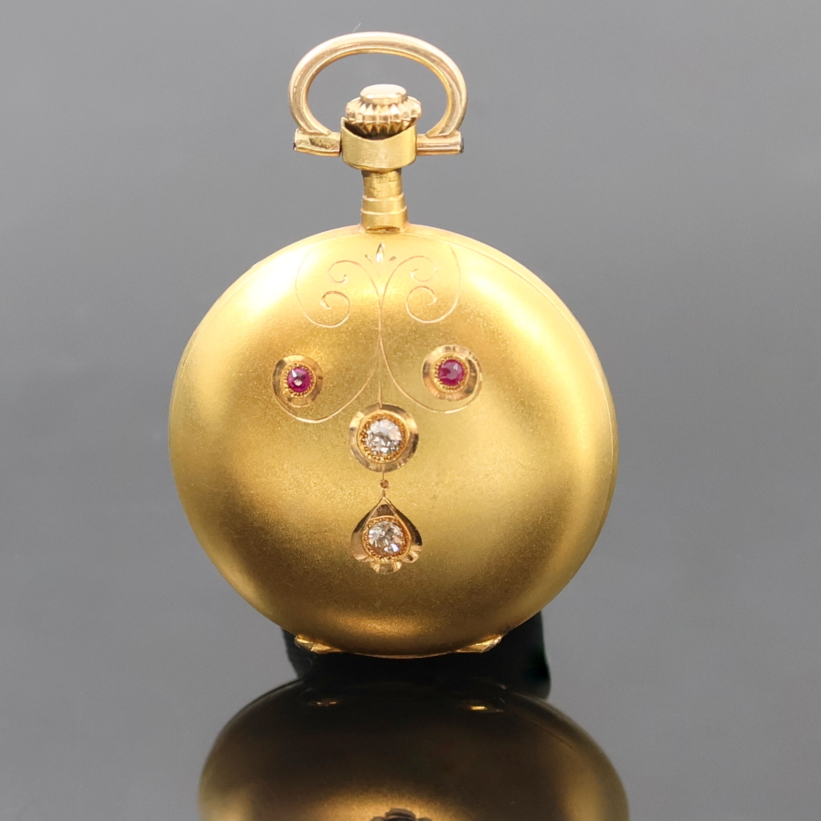 Detail a: Damensavonette in GG 585/000 mit Diamanten und Rubinen, Schweiz um 1890, 3-Deckel Goldgeh., fein grav. Sprungdeckel mit Steinbesatz, Boden l. dell., ...