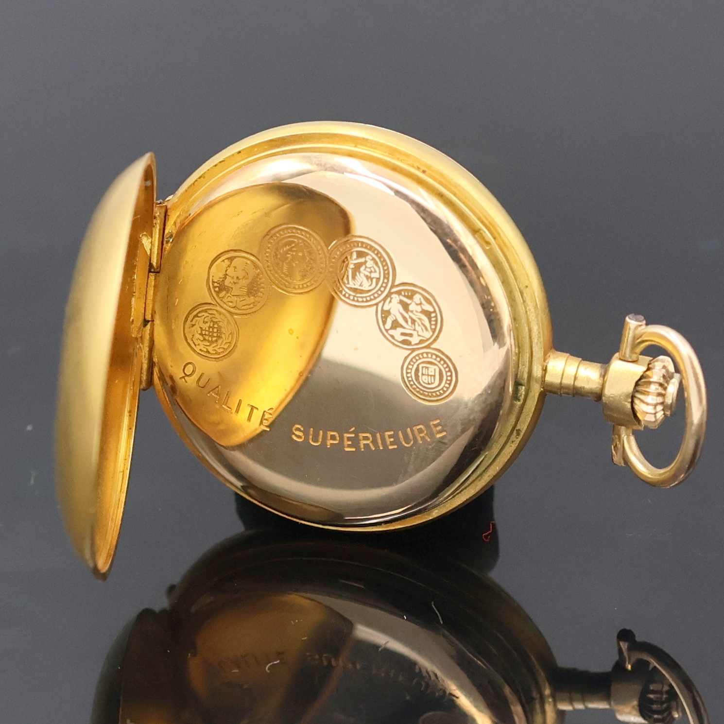 Detail c: Damensavonette in GG 585/000 mit Diamanten und Rubinen, Schweiz um 1890, 3-Deckel Goldgeh., fein grav. Sprungdeckel mit Steinbesatz, Boden l. dell., ...