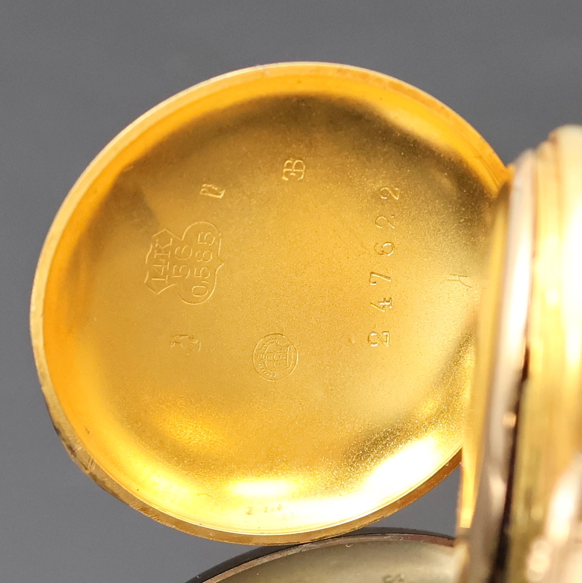 Detail d: Damensavonette in GG 585/000 mit Diamanten und Rubinen, Schweiz um 1890, 3-Deckel Goldgeh., fein grav. Sprungdeckel mit Steinbesatz, Boden l. dell., ...
