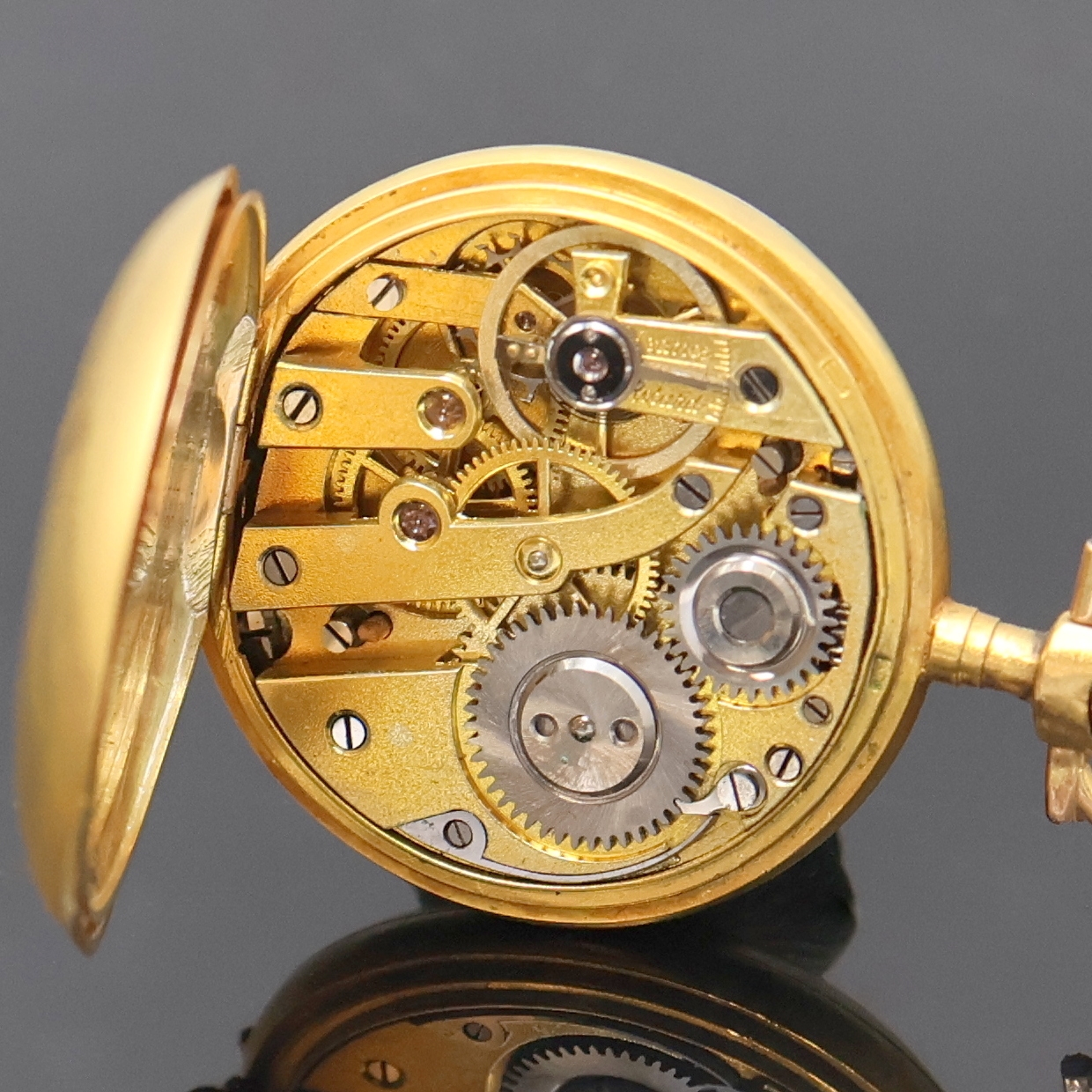 Detail e: Damensavonette in GG 585/000 mit Diamanten und Rubinen, Schweiz um 1890, 3-Deckel Goldgeh., fein grav. Sprungdeckel mit Steinbesatz, Boden l. dell., ...