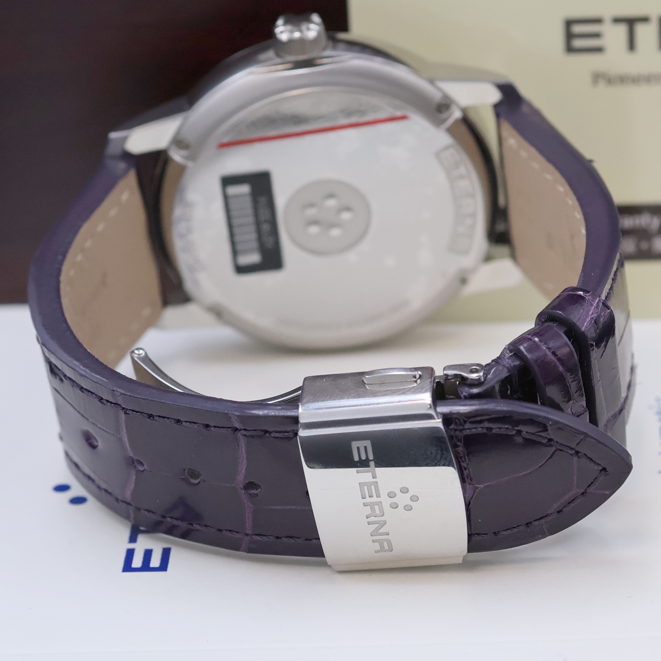 Detail c: ETERNA nahezu neuwertige große Herrenarmbanduhr in Stahl mit Box und Papier, Schweiz um 2020, Automatik, 2-tlg. Geh., Boden 4-fach verschr., silb. ...