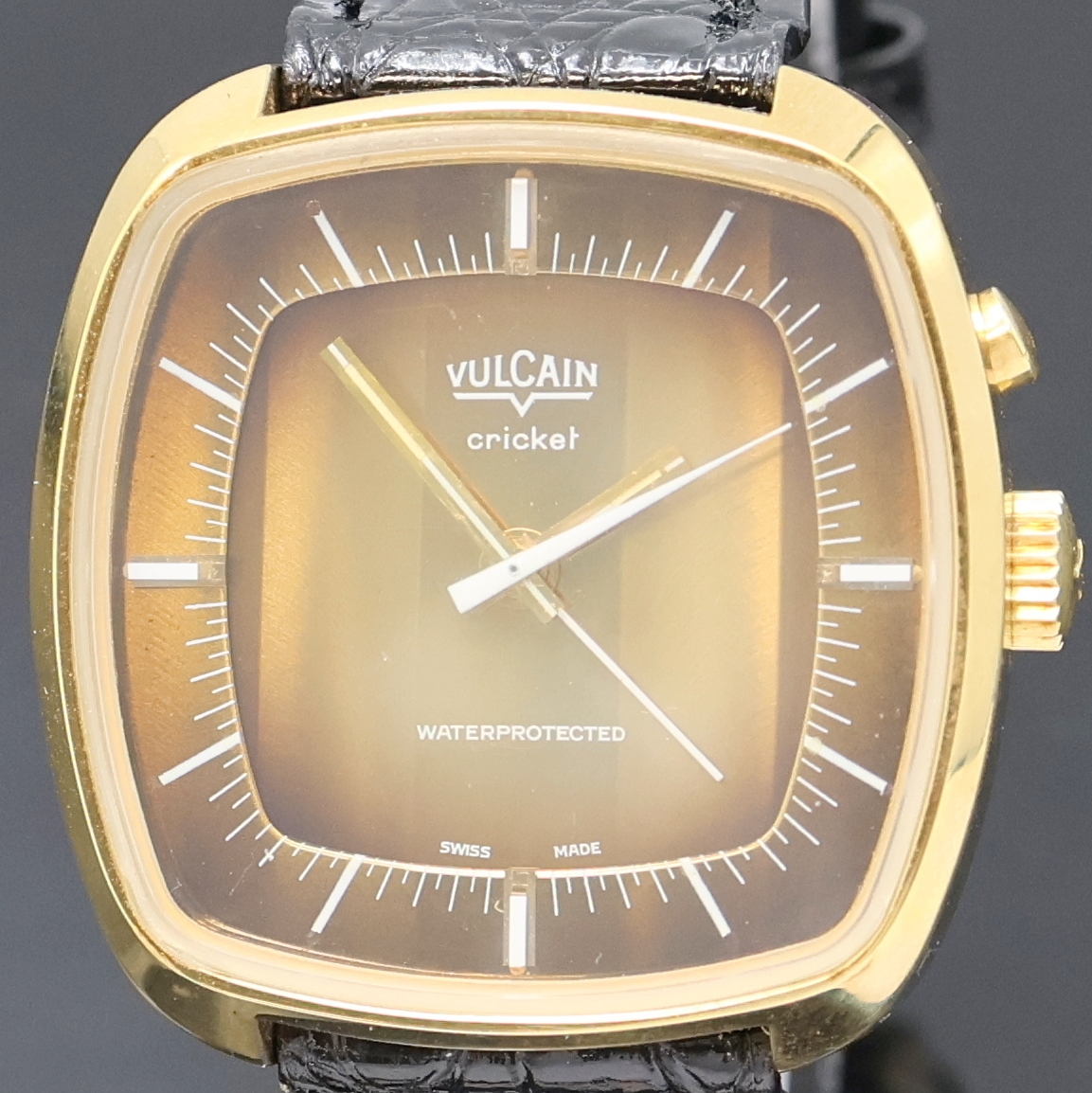 Detail a: VULCAIN Cricket Armbandwecker, Handaufzug, Schweiz um 1969, verg. Geh., Edelstahlboden aufgedr., 2-teil. gestuftes, vertikal gestreiftes Zifferbl., ...