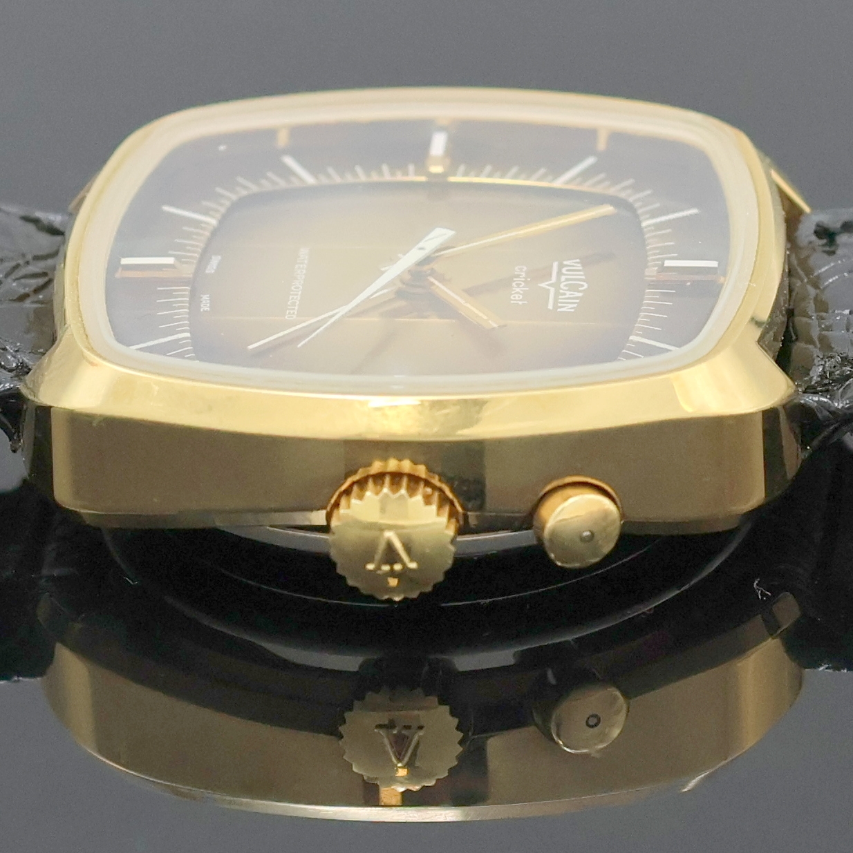 Detail c: VULCAIN Cricket Armbandwecker, Handaufzug, Schweiz um 1969, verg. Geh., Edelstahlboden aufgedr., 2-teil. gestuftes, vertikal gestreiftes Zifferbl., ...
