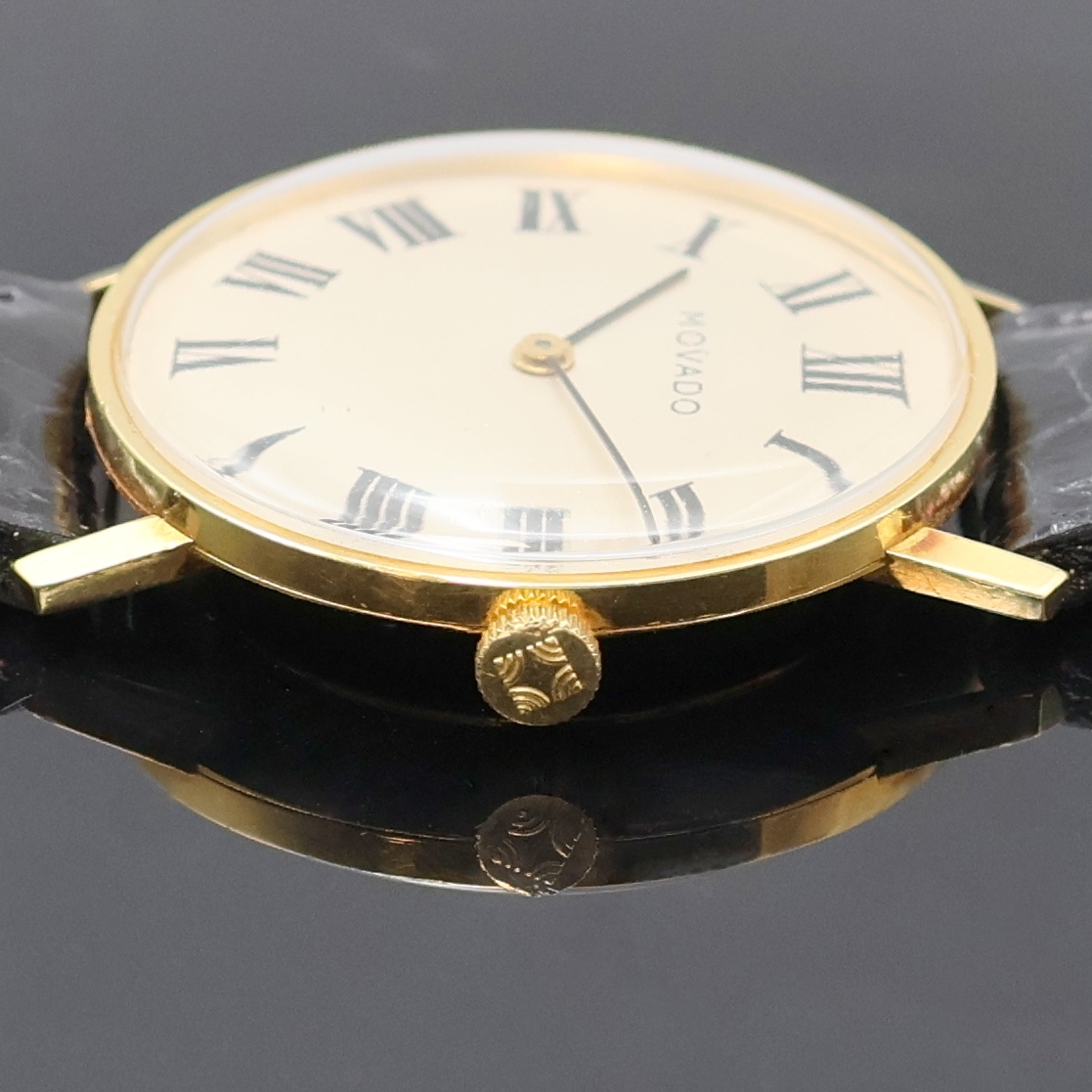 Detail d: MOVADO Armbanduhr in GG 750/000, Handaufzug, Schweiz um 1968, Boden und Glasrand aufgedr.,flache Gesamtausführ., silb. Zifferbl. m. röm. Std., ...