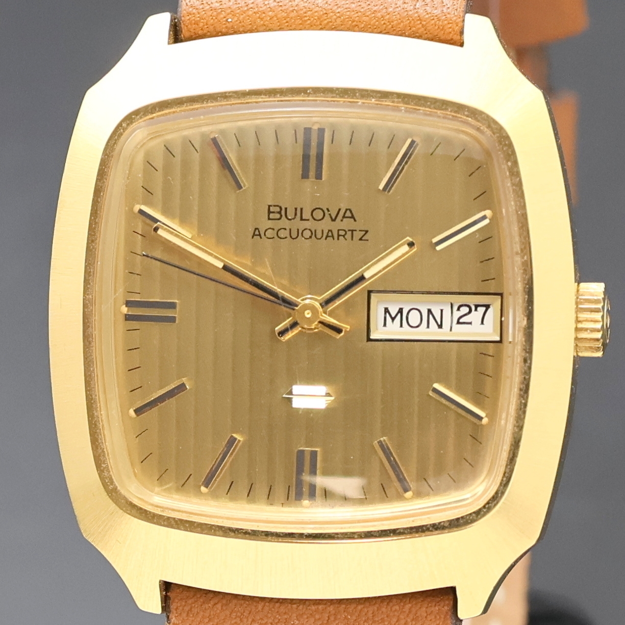 Detail a: BULOVA Accuquartz Herrenarmbanduhr, Schweiz um 1970, verg. Metallgeh., Edelstahlboden verschr., gold. Zifferbl. mit Streifenschliff und aufges. ...