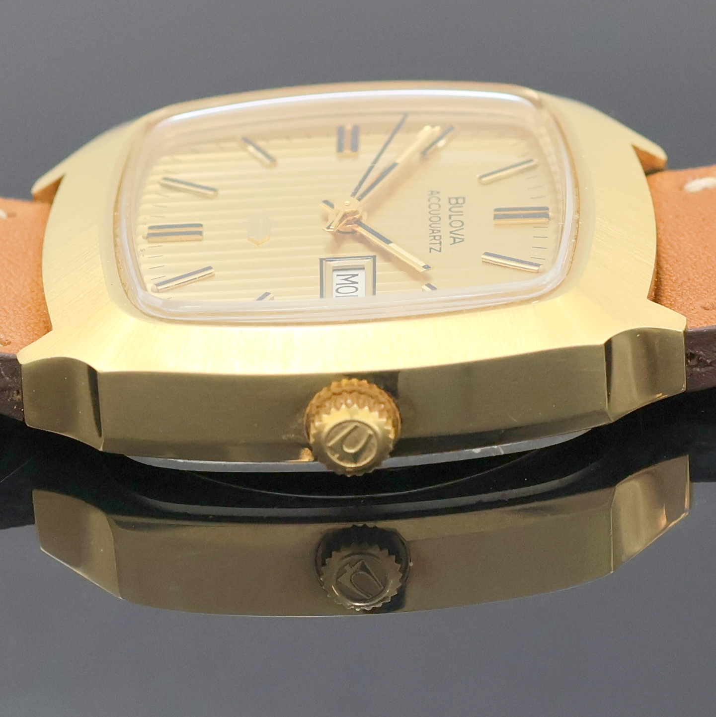 Detail c: BULOVA Accuquartz Herrenarmbanduhr, Schweiz um 1970, verg. Metallgeh., Edelstahlboden verschr., gold. Zifferbl. mit Streifenschliff und aufges. ...