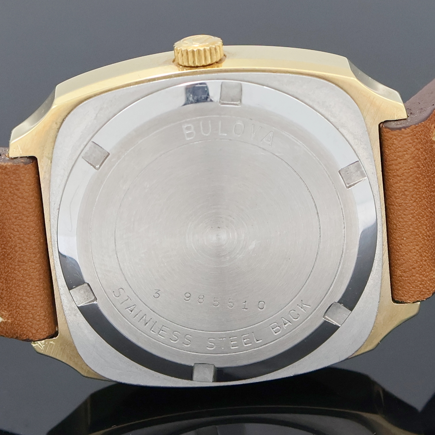Detail d: BULOVA Accuquartz Herrenarmbanduhr, Schweiz um 1970, verg. Metallgeh., Edelstahlboden verschr., gold. Zifferbl. mit Streifenschliff und aufges. ...