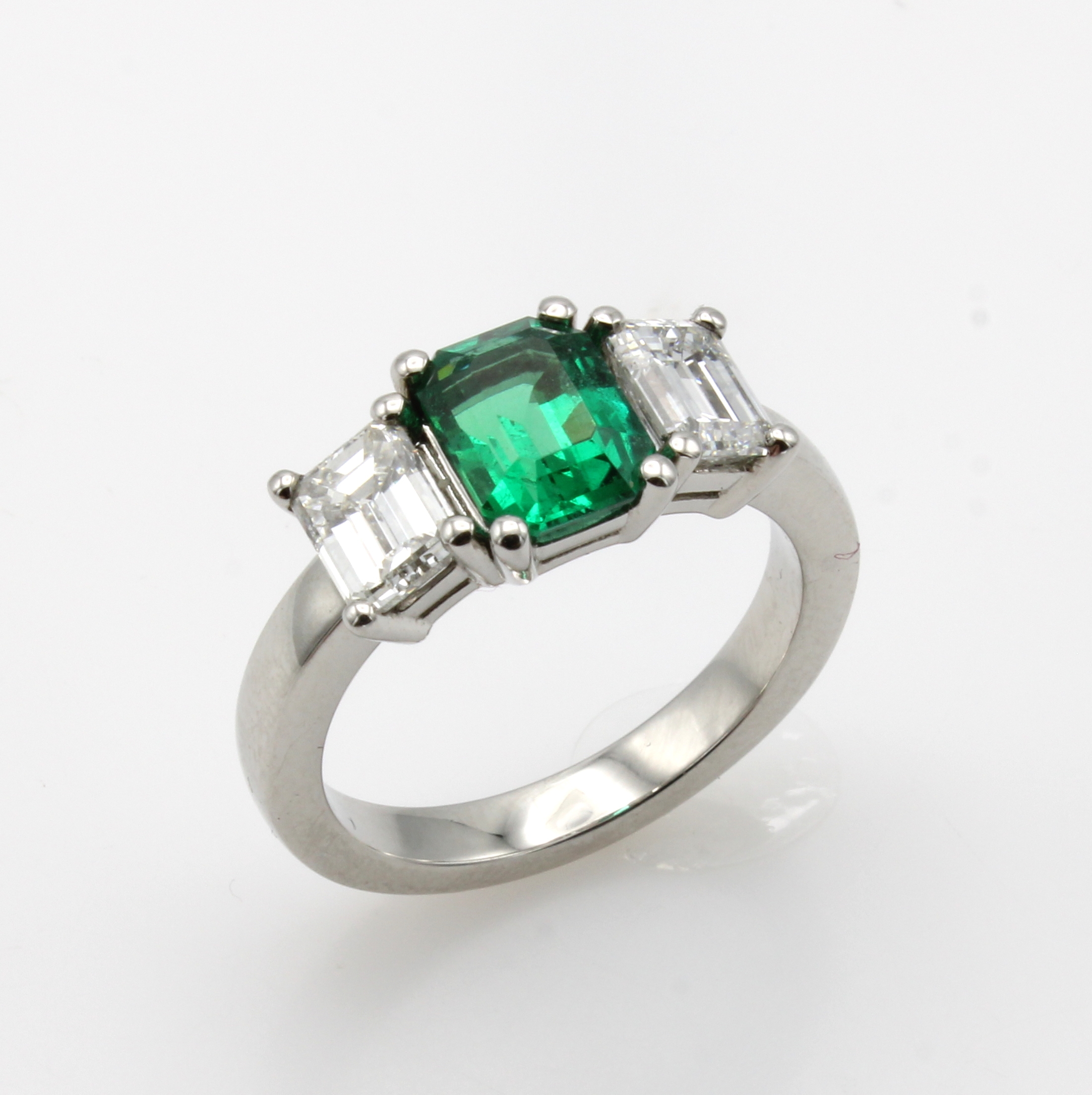 Image 27027288 - Ring mit Smaragd und Diamanten, Platin 950/ , Smaragdachteck ca. 1.41 ct von sehr guter ...