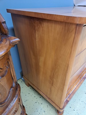 27027204b - Biedermeierkommode, deutsch, um 1830, Kirschbaumfurnier, drei Schubladen, ausgesprochen ...