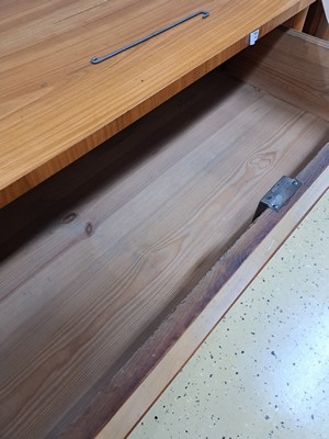 27027204c - Biedermeierkommode, deutsch, um 1830, Kirschbaumfurnier, drei Schubladen, ausgesprochen ...