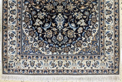 27027267c - Nain fein, Persien, Mitte 20.Jhd., Korkwolle mit Seide, ca. 206 x 128 cm, EHZ: 2 ...