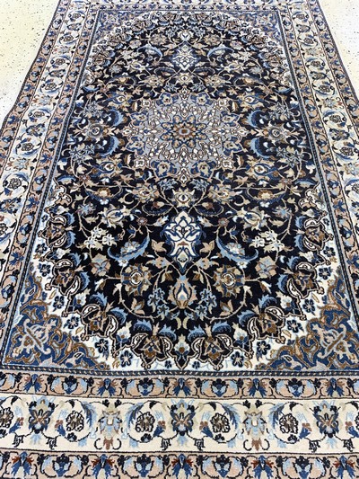 27027267d - Nain fein, Persien, Mitte 20.Jhd., Korkwolle mit Seide, ca. 206 x 128 cm, EHZ: 2 ...