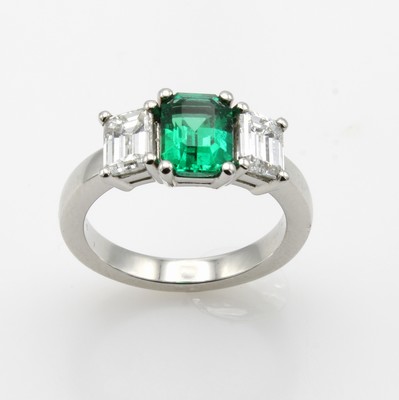 27027288a - Ring mit Smaragd und Diamanten, Platin 950/ , Smaragdachteck ca. 1.41 ct von sehr guter ...