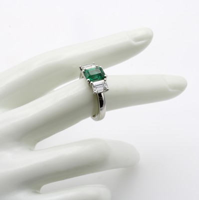 27027288b - Ring mit Smaragd und Diamanten, Platin 950/ , Smaragdachteck ca. 1.41 ct von sehr guter ...