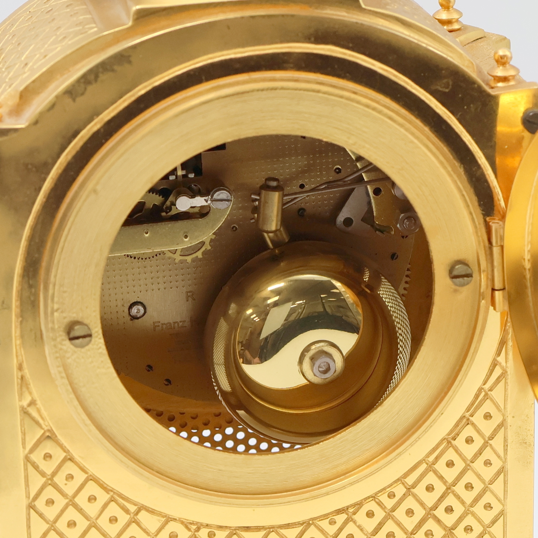 Detail e: COLLECTION d'Art vergoldete Tischuhr mit Schlagwerk, Deutschland um 1980, verg. Geh. im Stil der 1780er Jahre, verg. Lünette sowie rücks. zu ...