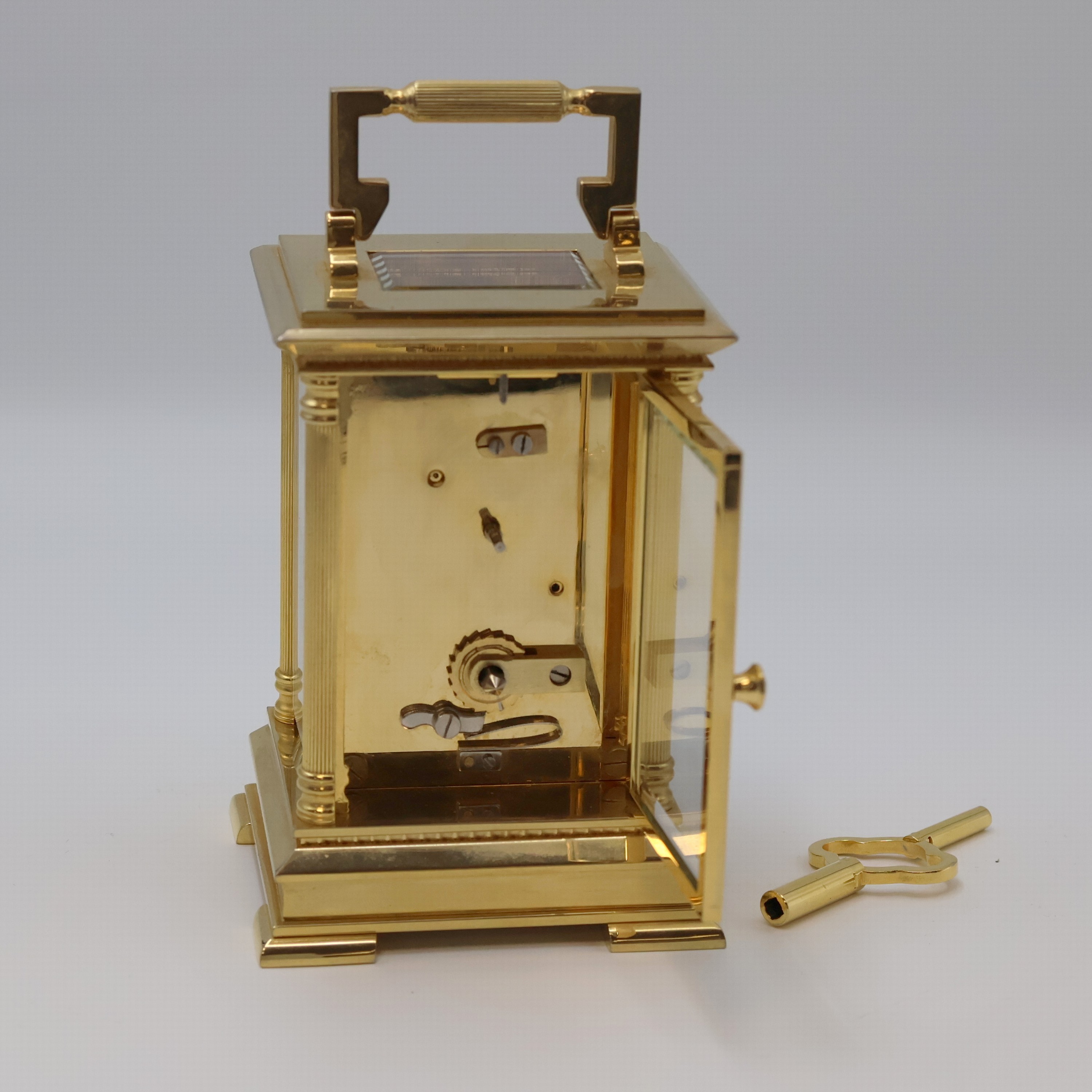 Detail d: WM. WIDDOP vergoldete 8 Tage Reiseuhr, um 1980, Schlüsselaufzug, verg. Geh. 5-fach vergl., rücks. zu öffnen, weißes Zifferbl. m. röm. Zahlen, ...