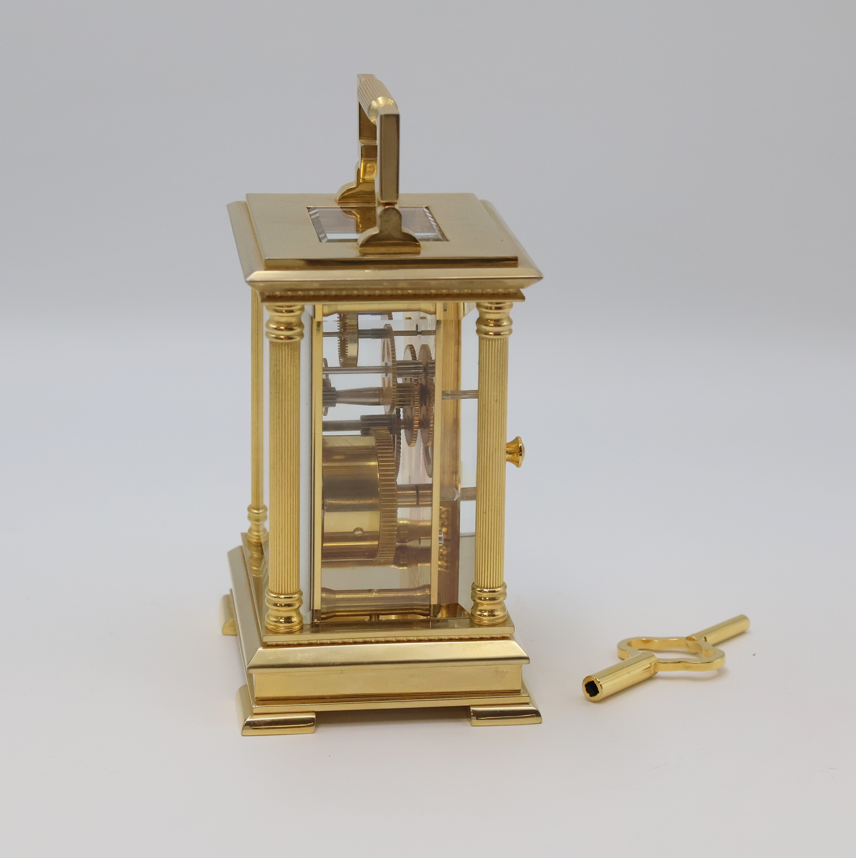 Detail e: WM. WIDDOP vergoldete 8 Tage Reiseuhr, um 1980, Schlüsselaufzug, verg. Geh. 5-fach vergl., rücks. zu öffnen, weißes Zifferbl. m. röm. Zahlen, ...