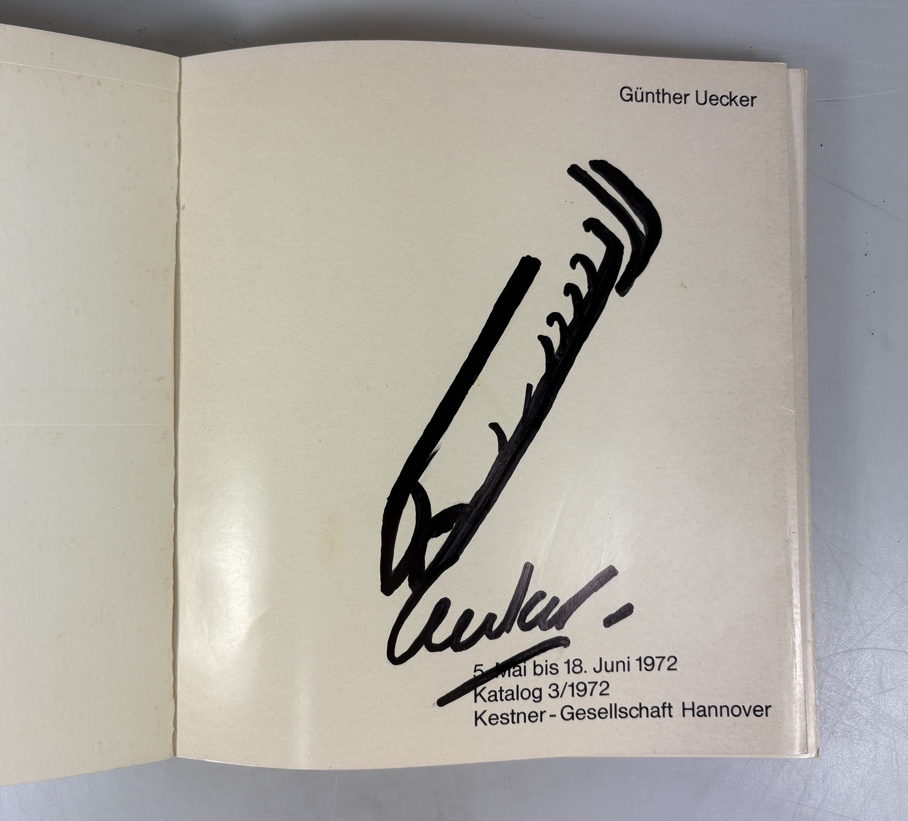 Detail k: Günther Uecker, geb. 1930, Ausstellungs- Katalog mit signierter Nagelzeichnung, Titel: Kestner-Gesellschaft Hannover 5.Mai bis 18.Juni 1972 Katalog ...