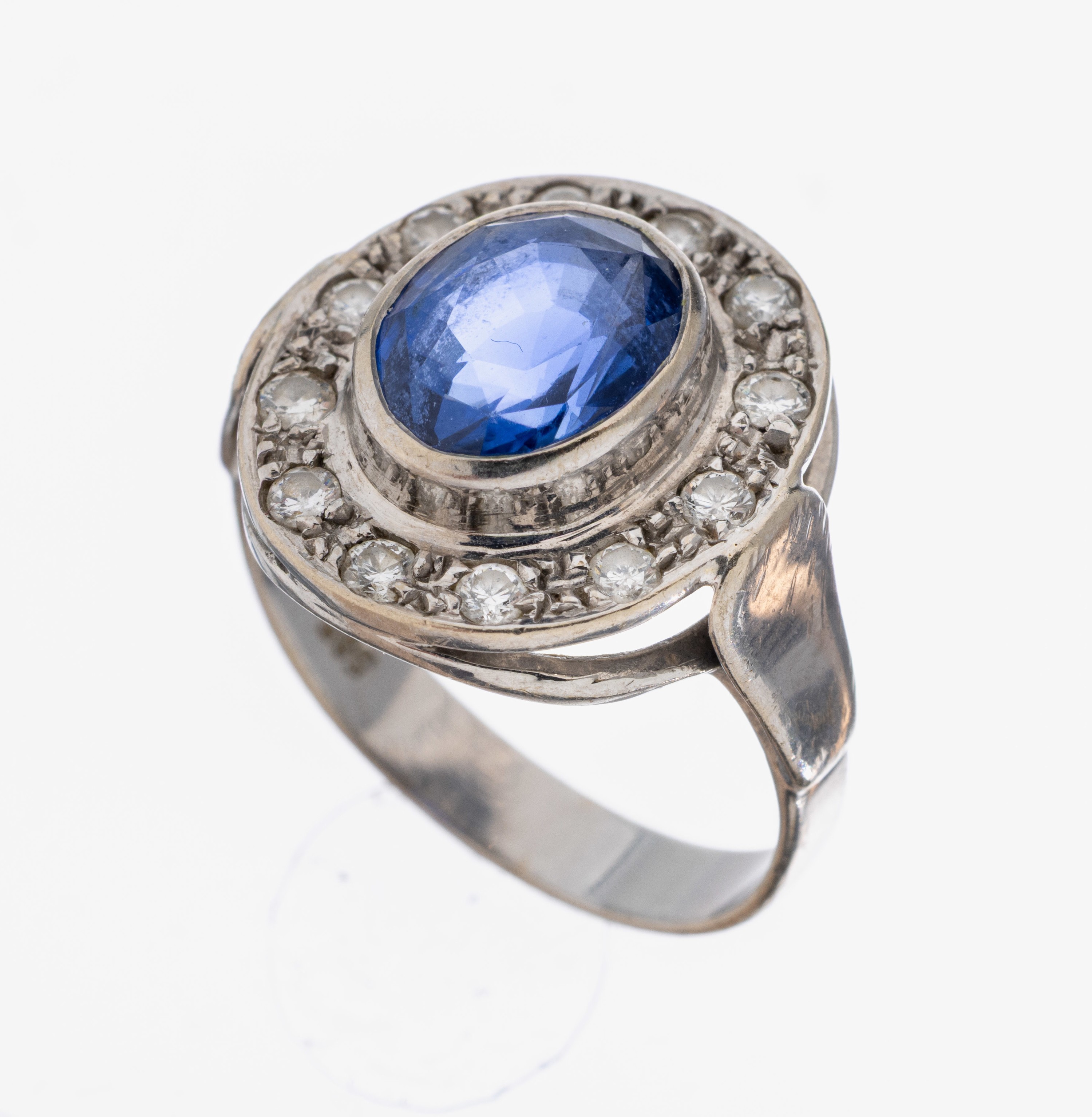 Image 27027434 - 14 kt Gold Saphir-Brillant-Ring, WG 585/000, mittig ovalfacett. Saphir ca. 1.80 ct, ...