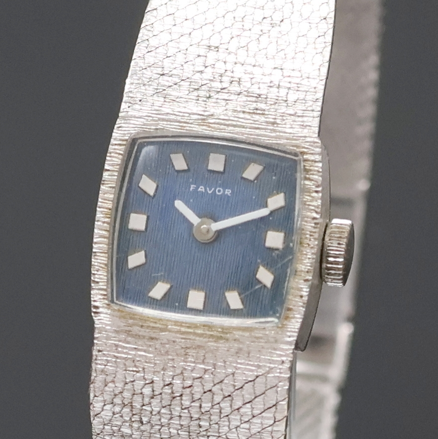 Detail a: FAVOR Damenarmbanduhr in WG 585/000, Schweiz/Deutschland um 1970, Handaufzug, 2-tlg. Geh., Boden aufgedr., Milanaiseband, blaues Zifferbl., weiße ...