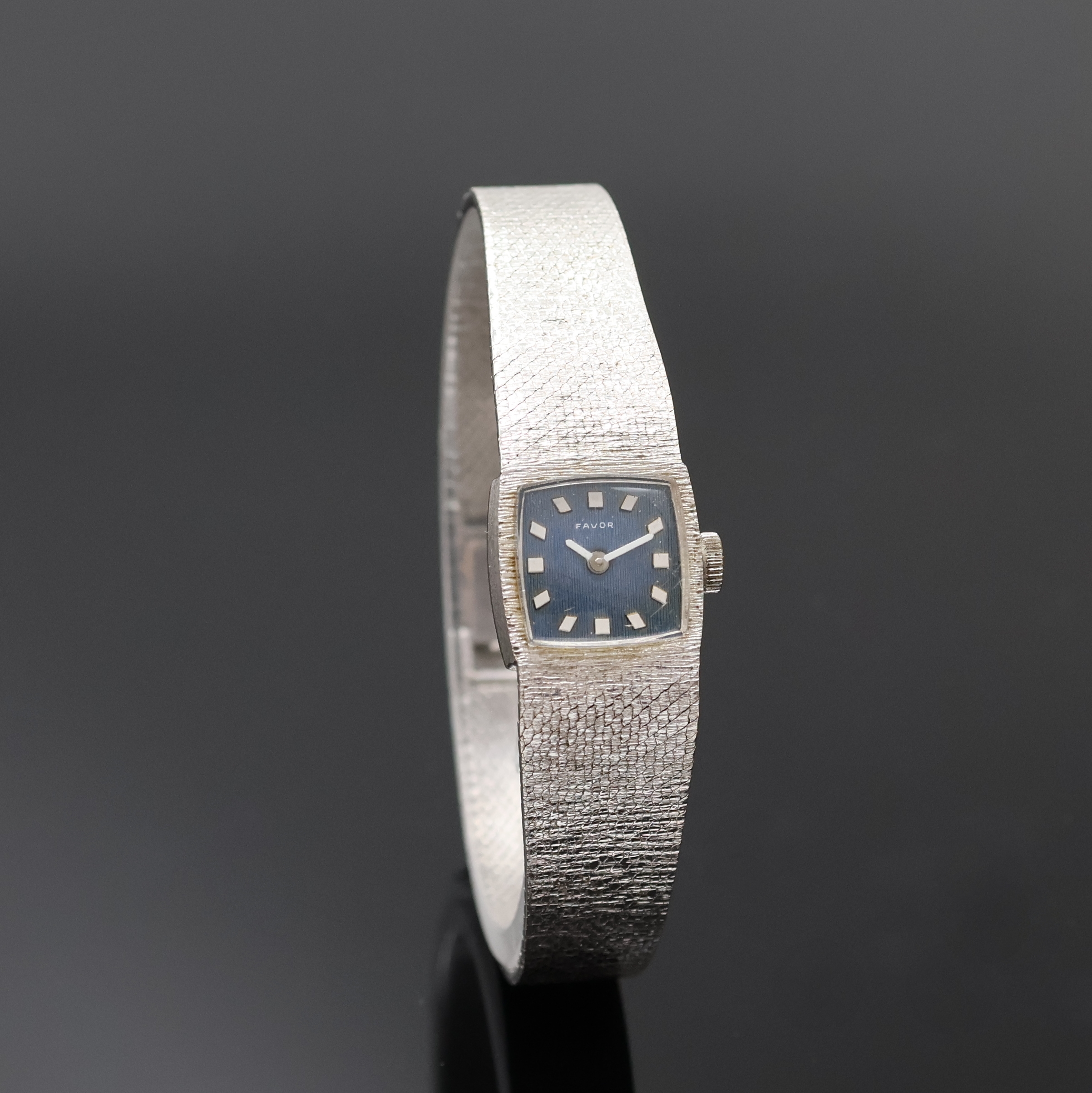 Detail b: FAVOR Damenarmbanduhr in WG 585/000, Schweiz/Deutschland um 1970, Handaufzug, 2-tlg. Geh., Boden aufgedr., Milanaiseband, blaues Zifferbl., weiße ...