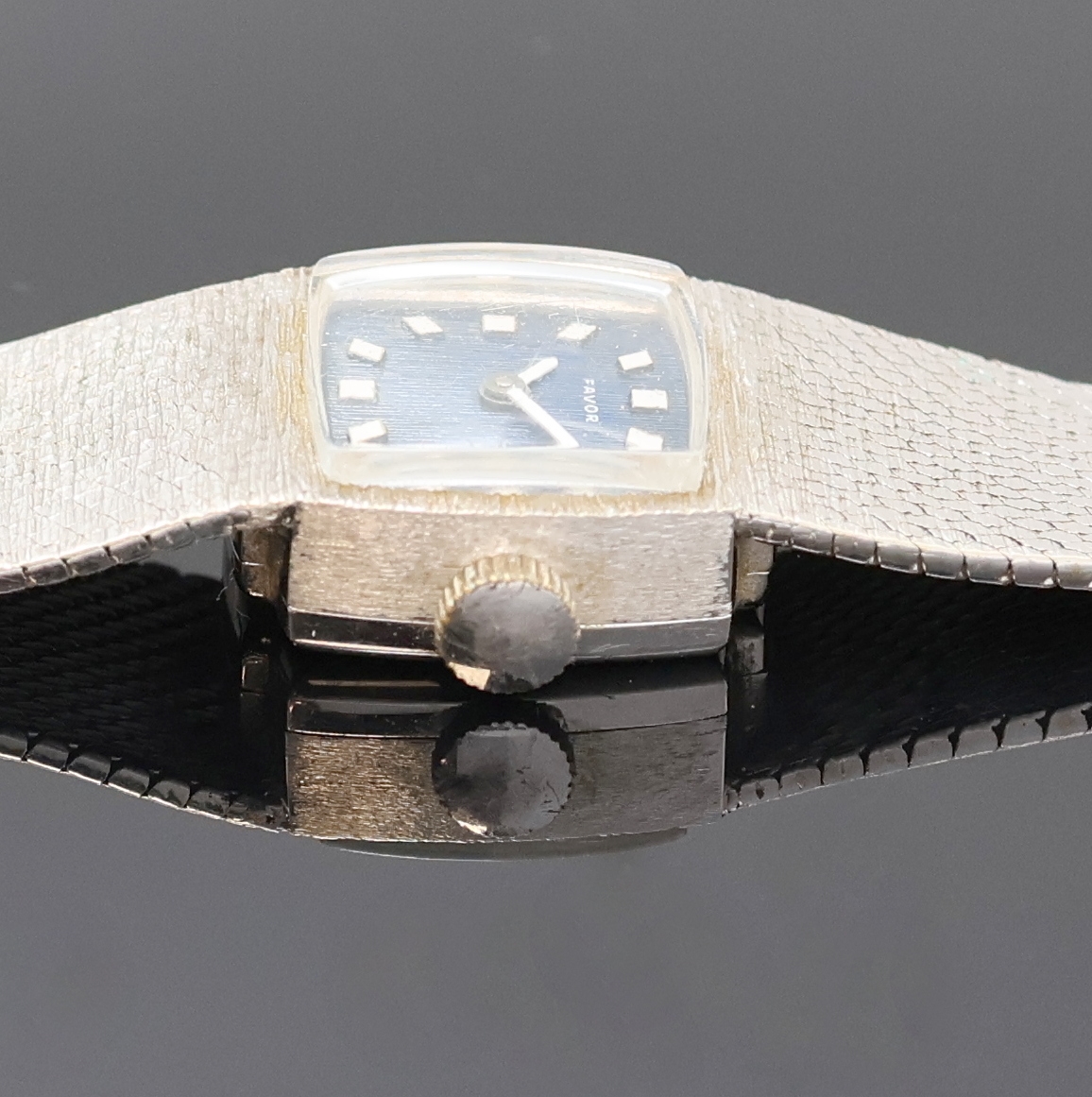 Detail d: FAVOR Damenarmbanduhr in WG 585/000, Schweiz/Deutschland um 1970, Handaufzug, 2-tlg. Geh., Boden aufgedr., Milanaiseband, blaues Zifferbl., weiße ...