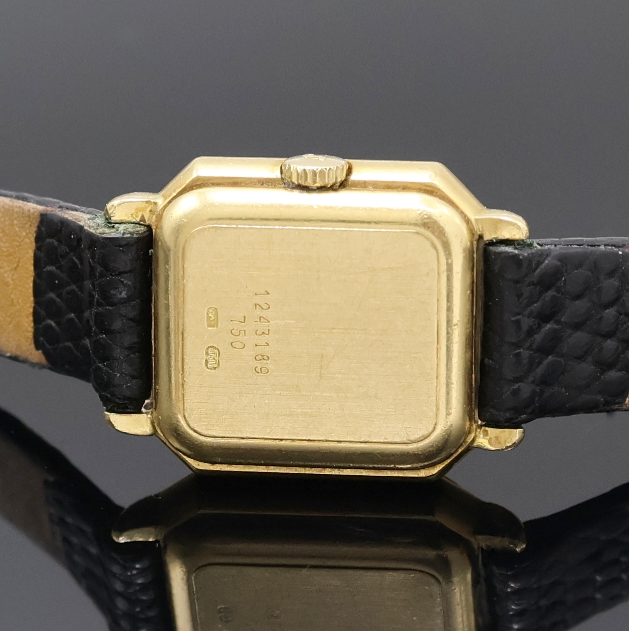 Detail c: JUVENIA Damenarmbanduhr in GG 750/000, Schweiz um 1980, quarz, 2-tlg. Geh., Boden aufgedr., schwarz. Zifferbl., gold. Dauphinezeiger, Werk def./zu ...