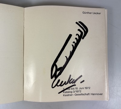 27027414k - Günther Uecker, geb. 1930, Ausstellungs- Katalog mit signierter Nagelzeichnung, Titel: ...