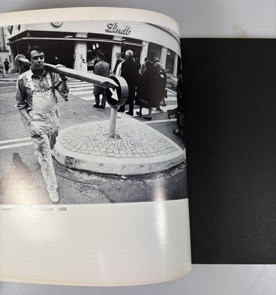 27027414l - Günther Uecker, geb. 1930, Ausstellungs- Katalog mit signierter Nagelzeichnung, Titel: ...