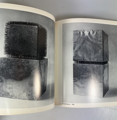 27027414n - Günther Uecker, geb. 1930, Ausstellungs- Katalog mit signierter Nagelzeichnung, Titel: ...