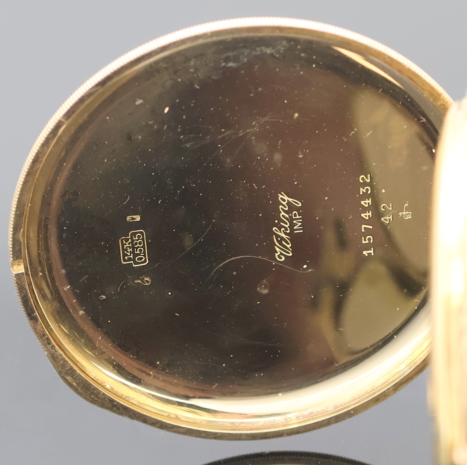 Detail c: CORTEBERT Chronometer Frackuhr in GG 585/000, Schweiz um 1932, Gehäuserand grav., Metallcuvette m. Monogramm, goldfarb. Zifferbl. m. Breguet-Zahlen, ...